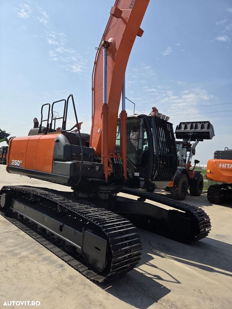 Hitachi SET BRATE LUNGI NOI 18m, cupa 0,9mc, 2019, 6.017h, gresare automata, latime 3,19m, 3 pompe hidr Hitachi, camera spate, camera laterala, consum mediu 13l/h, motor Isuzu 190CP, JAPONIA, doar 377h deplasare lant 80% ok, leasing 3 ani-PROMOTIE 131.900Eur - 24