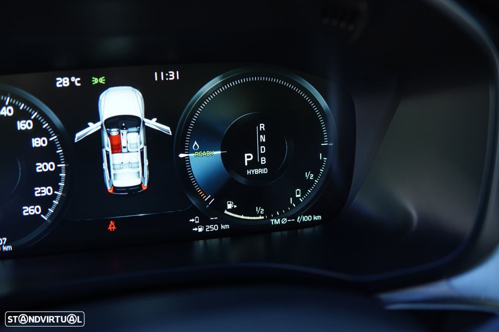 Volvo XC 60 2.0 T8 PHEV Momentum Plus AWD - 44