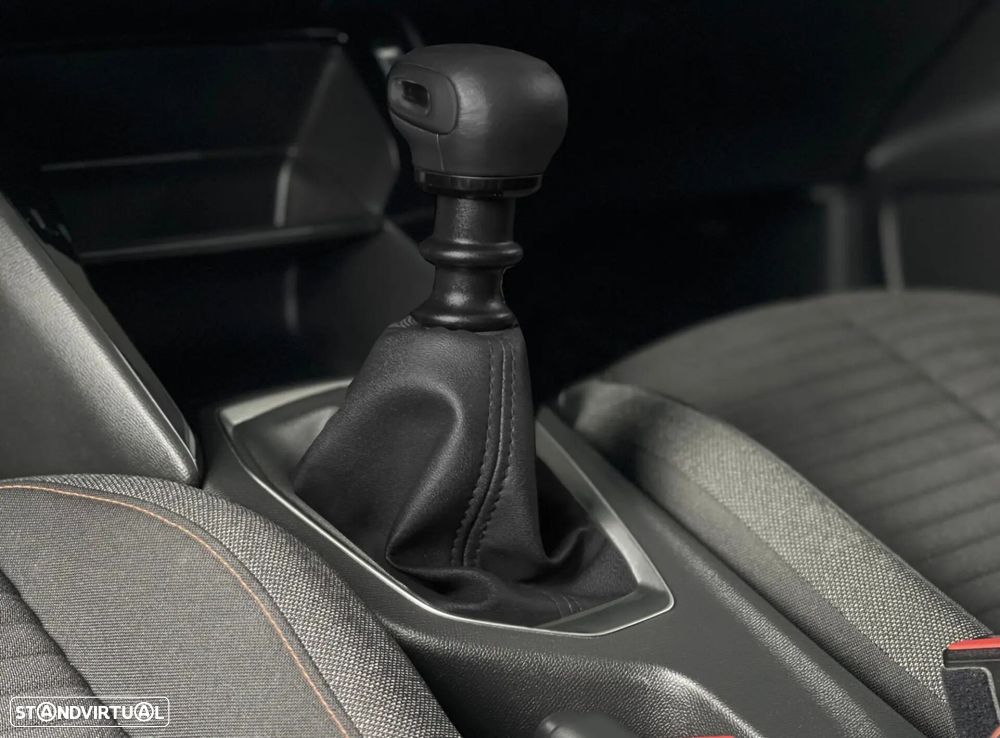 Peugeot 208 - 8