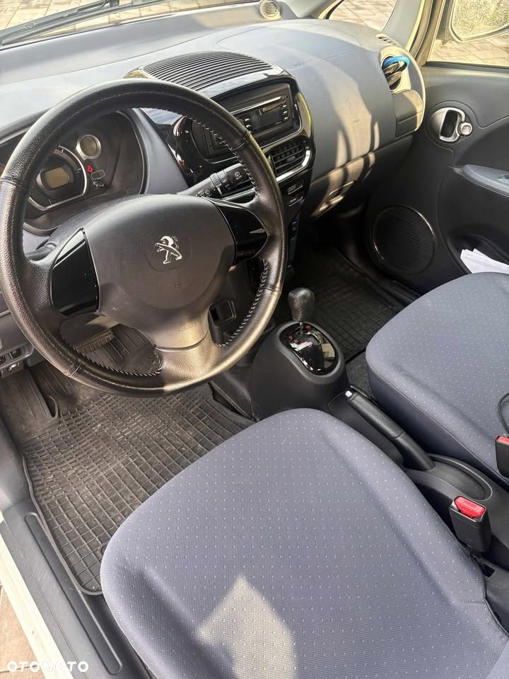 Peugeot iOn - 8