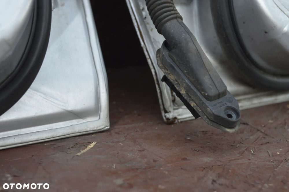 BMW E46 SEDAN / TOURING / KOMBI ORYGINALNE KOMPLETNE DRZWI PRZEDNIE LEWE / PRAWE EUROPA W KOLORZE TITANSILBER 354/7 O NR. 41 51 7 034 151 / 41 51 7 034 152 OEM W DOBRYM STANIE - 36