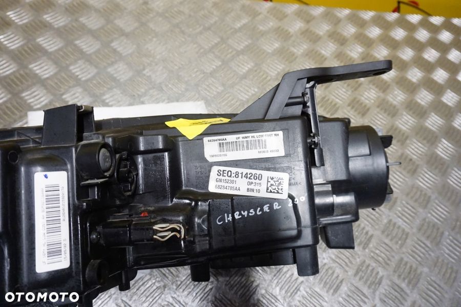 CHRYSLER 200 2015 - REFLEKTOR LAMPA PRAWA PRZÓD USA - 16