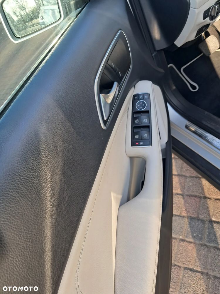 Mercedes-Benz GLA 180 7G-DCT - 23