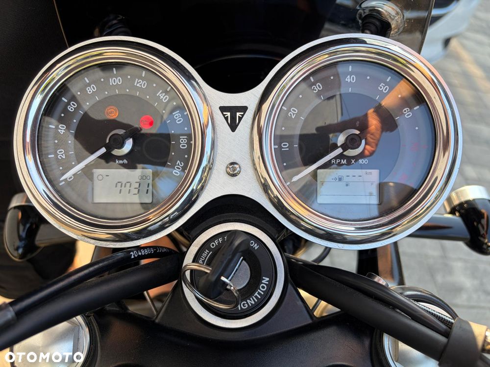 Triumph Bonneville - 6