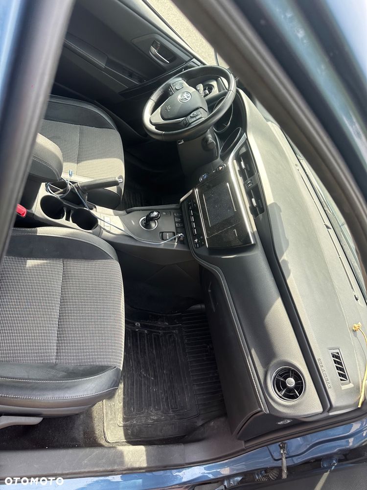 Toyota Auris ver-1-8-hsd-prestige - 9