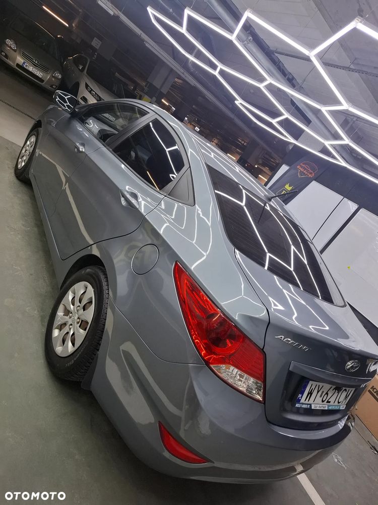 Hyundai Accent - 4