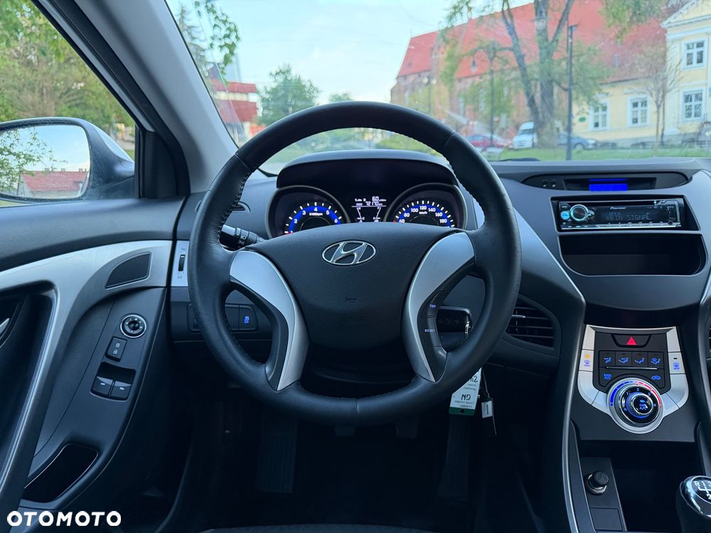 Hyundai Elantra 1.6 Comfort - 12