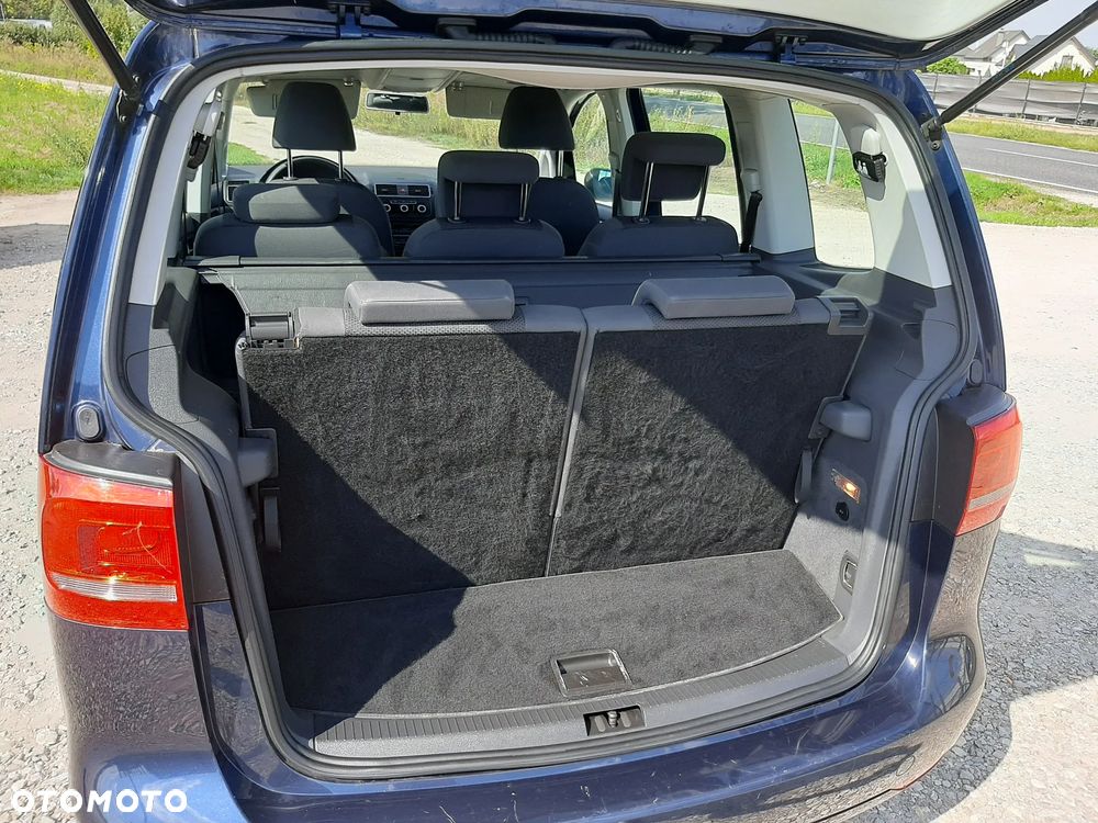 Volkswagen Touran - 12