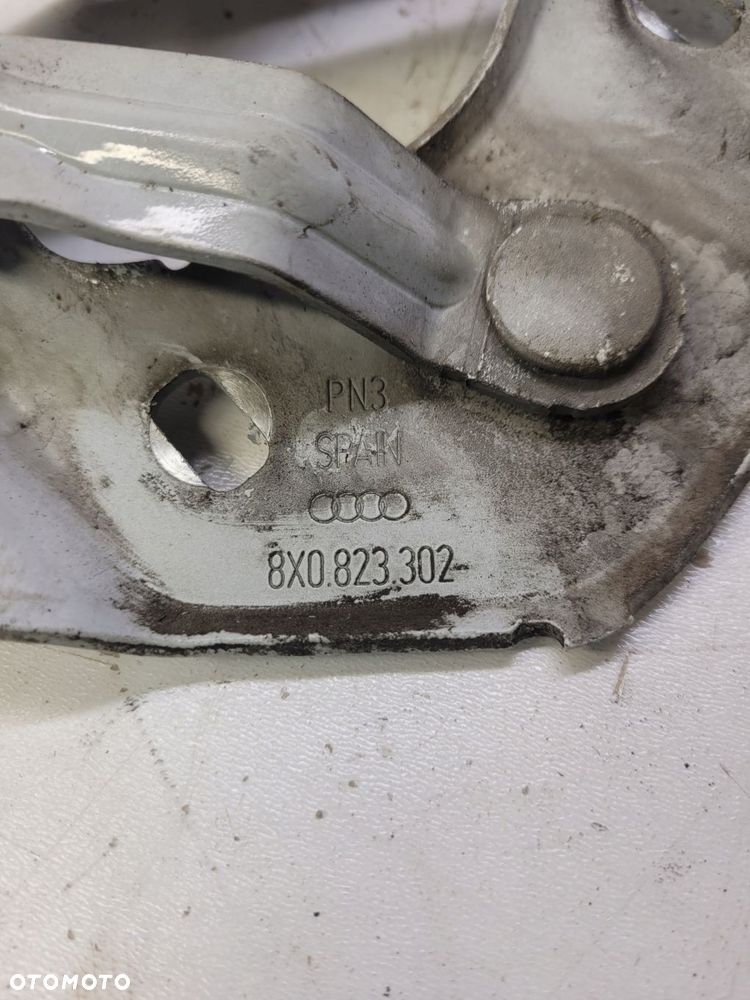 ZAWIAS MASKI PRAWY AUDI A1 8X 8X0823302 - 4