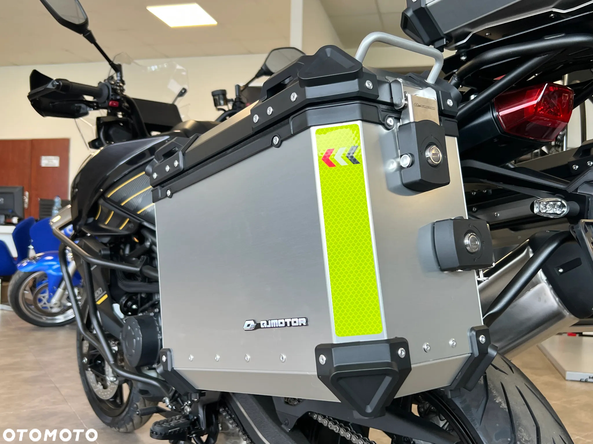 QJMOTOR 900 S - 10