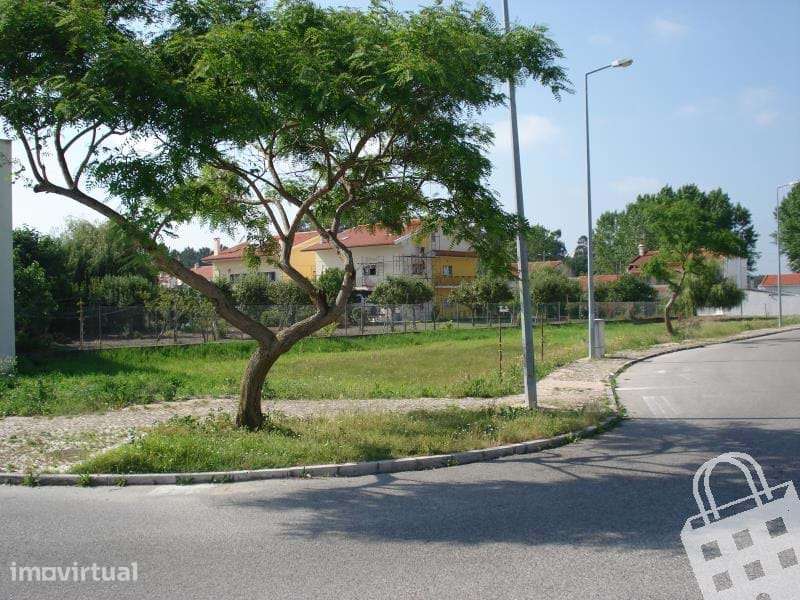Oportunidade! Lotes de terreno com área de construção  350m2, em zona - Grande imagem: 2/4