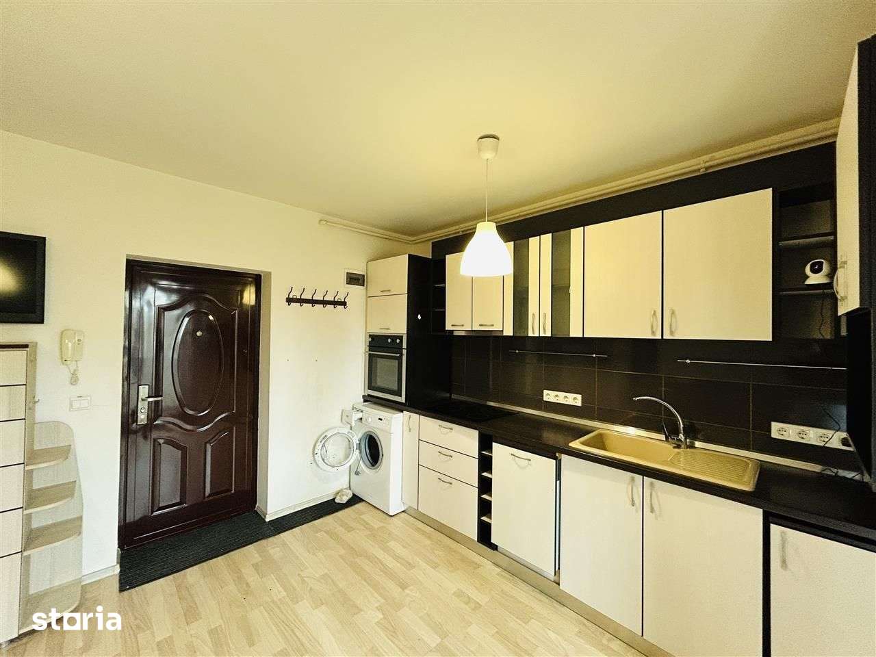Apartament de vanzare cu 2 camere, balcon, boxa si loc de parcare - Imagine principală: 3/7