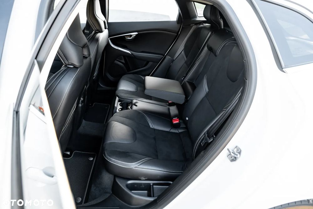 Volvo V40 D3 Geartronic RDesign - 23