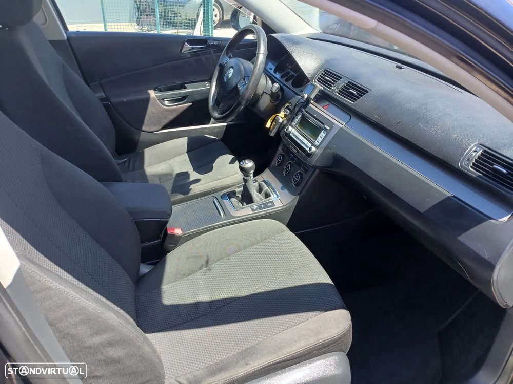 VW Passat 2.0 TDI Trendline - 23