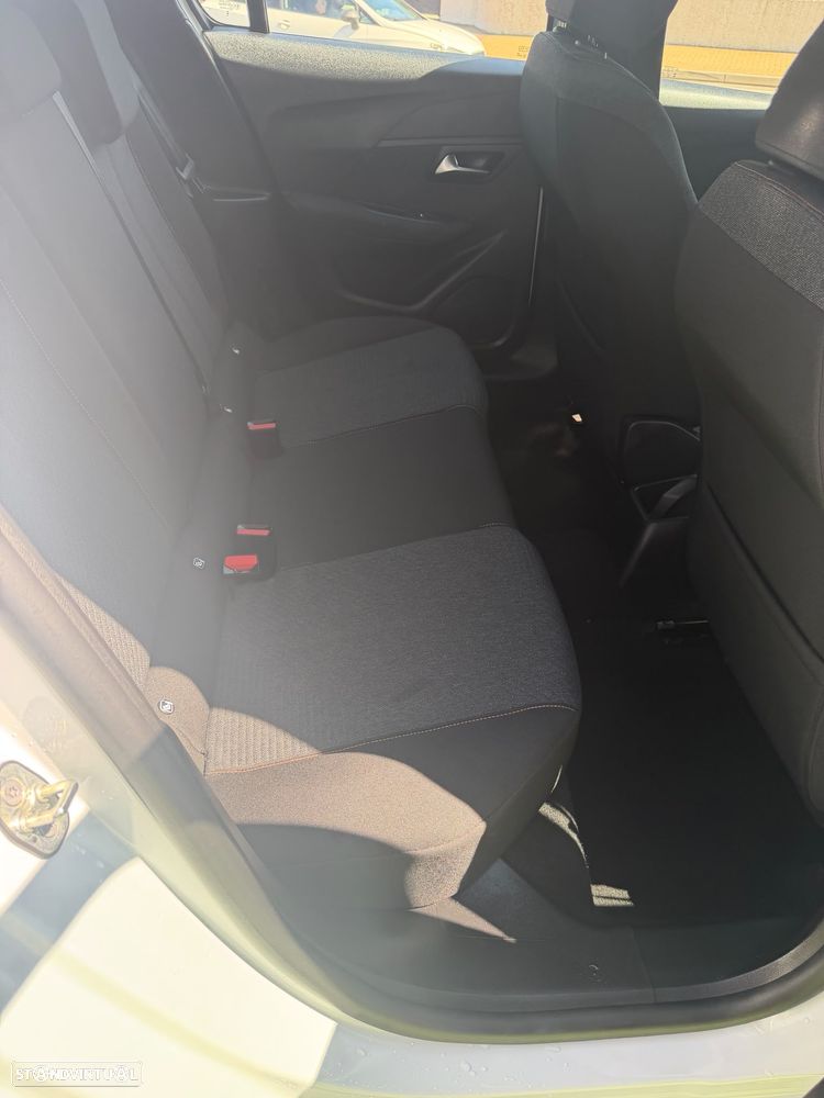 Peugeot 208 - 13