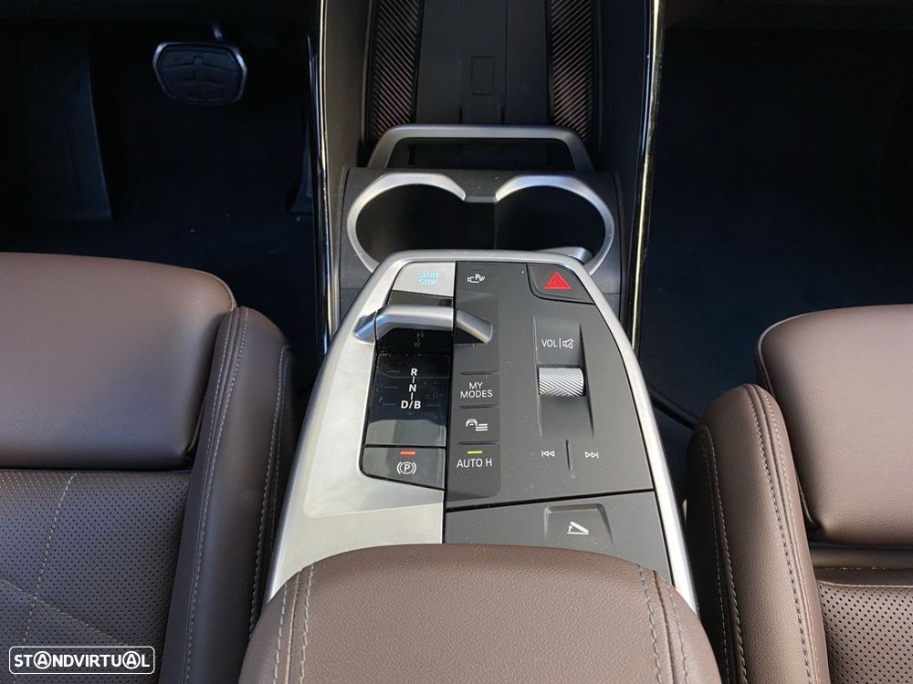 BMW iX2 eDrive20 Pack Desportivo M - 15