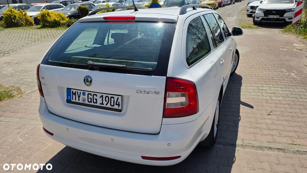 Skoda Octavia 1.6 Combi Ambiente - 19