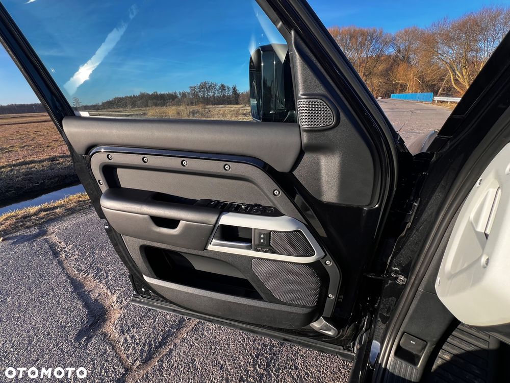 Land Rover Defender - 25