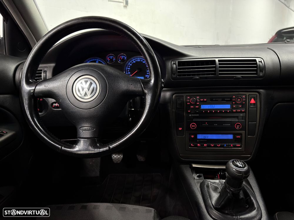 VW Passat 1.9 TDi Highline - 14