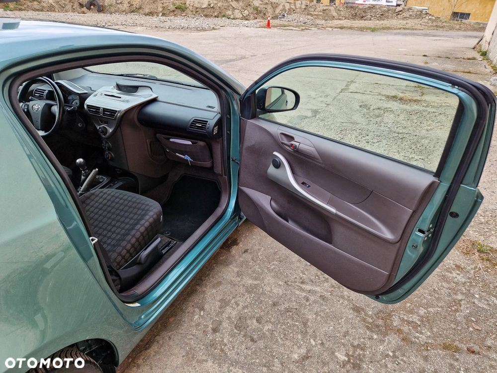 Toyota iQ - 11
