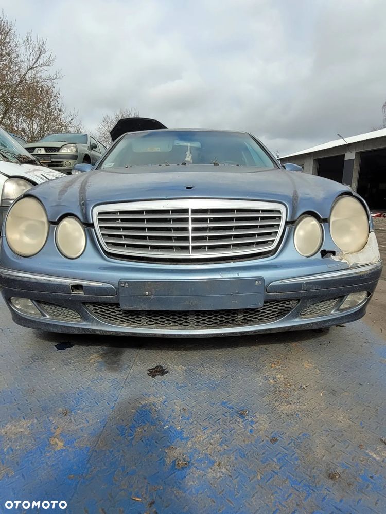 Części- Mercedes W211 Daimlerchrysler e 240 Rok 2003 Pojemność 2597  Moc 130 kw Benzyna - 2