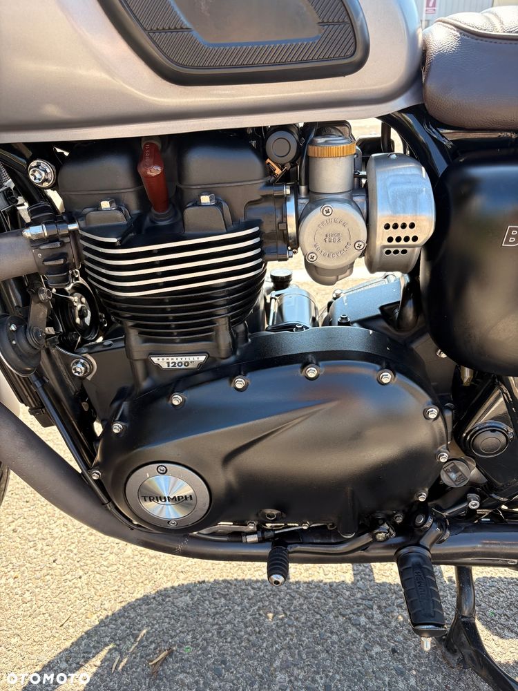 Triumph Bonneville - 4