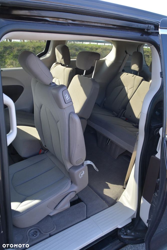 Chrysler Pacifica - 12