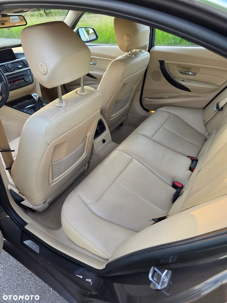 BMW Seria 3 320d xDrive - 12