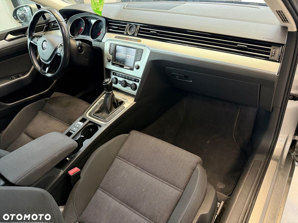 Volkswagen Passat - 16