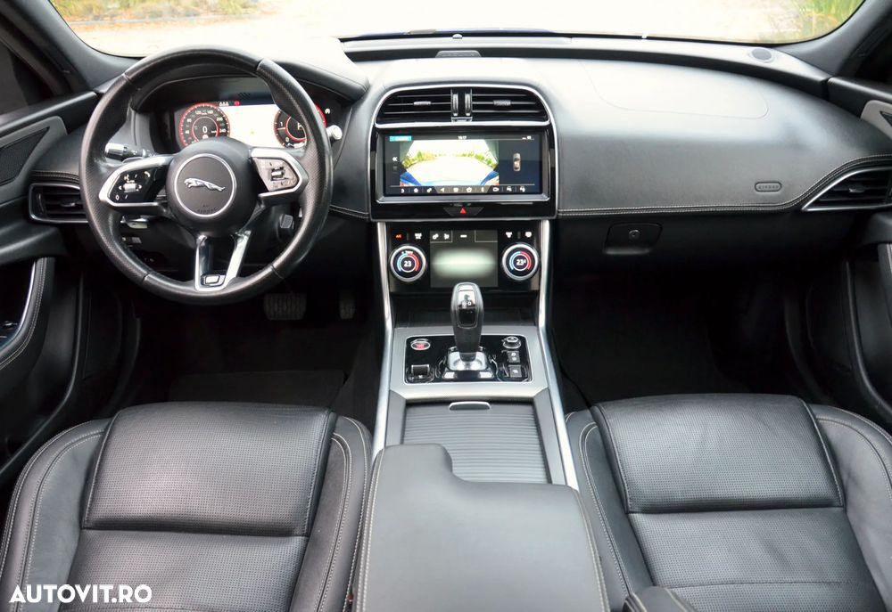 Jaguar XE 2.0 AWD R-Sport - 9