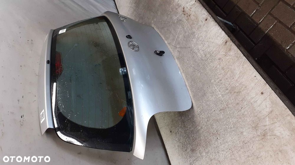 ) KLAPA TYŁ TYLNA BAGAŻNIKA TOYOTA YARIS 1 I 199 SREBRNA - 4