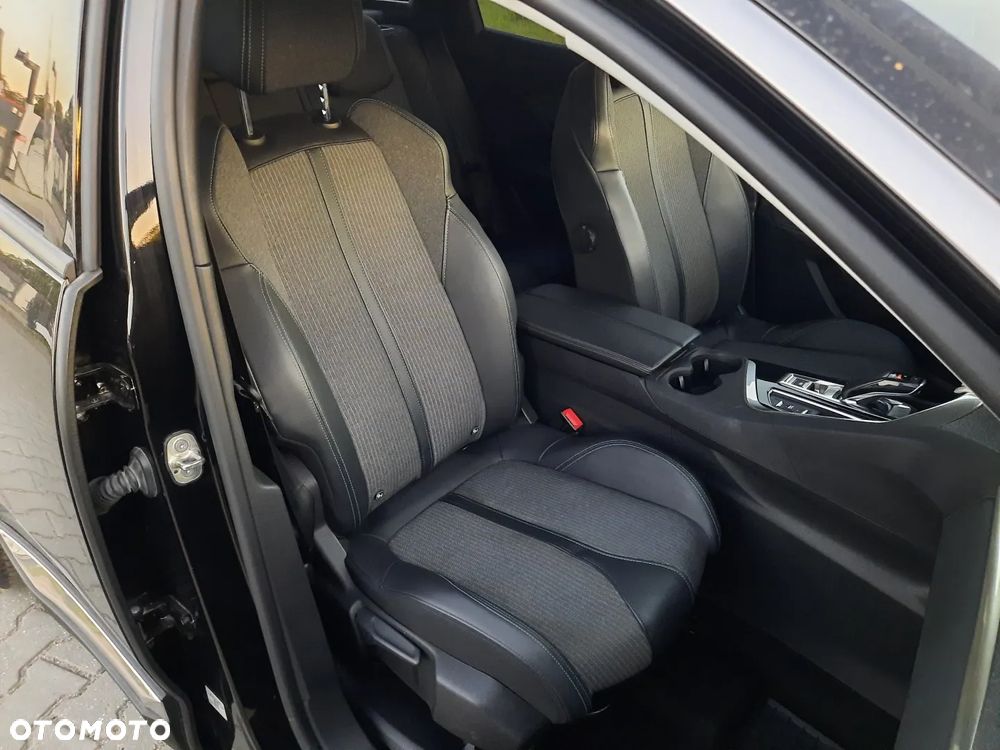 Peugeot 3008 1.6 PureTech HYbrid Allure S&S EAT8 - 24