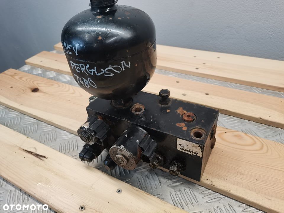 Blok zaworowy sterowania osią Massey Ferguson 7480 - 1