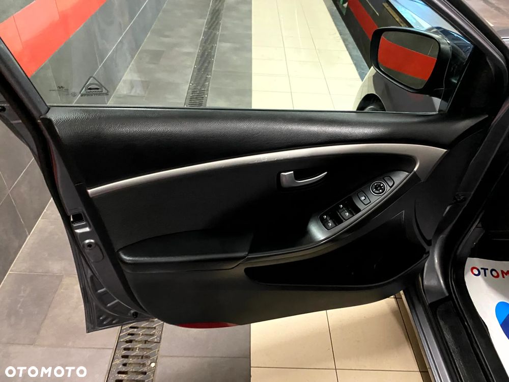 Hyundai i30 blue Kombi 1.6 GDi YES Gold - 12