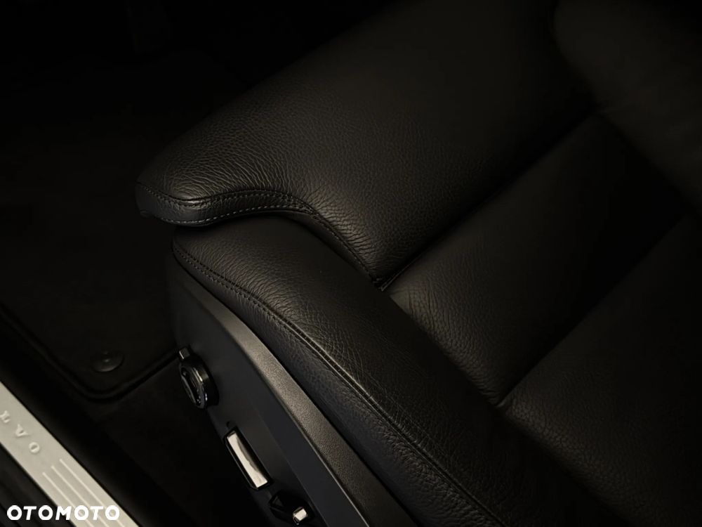 Volvo XC 60 B4 D AWD Plus Dark - 21