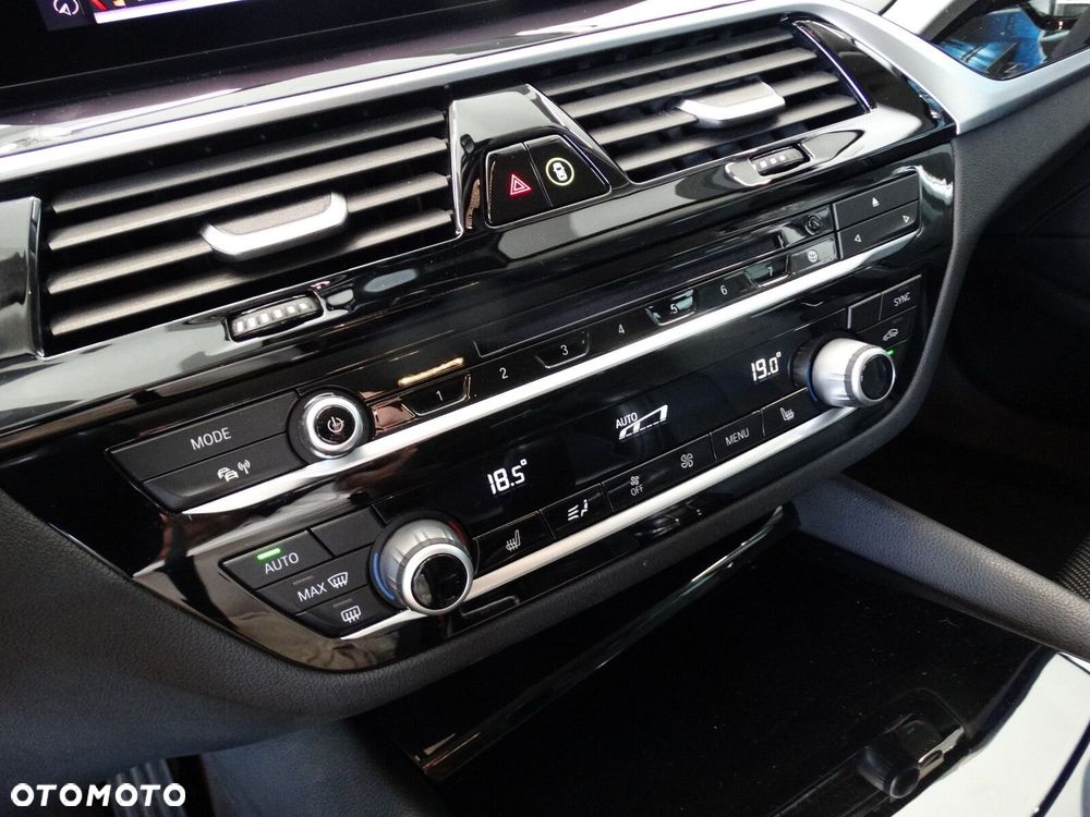 BMW Seria 5 525d Luxury Line sport - 27