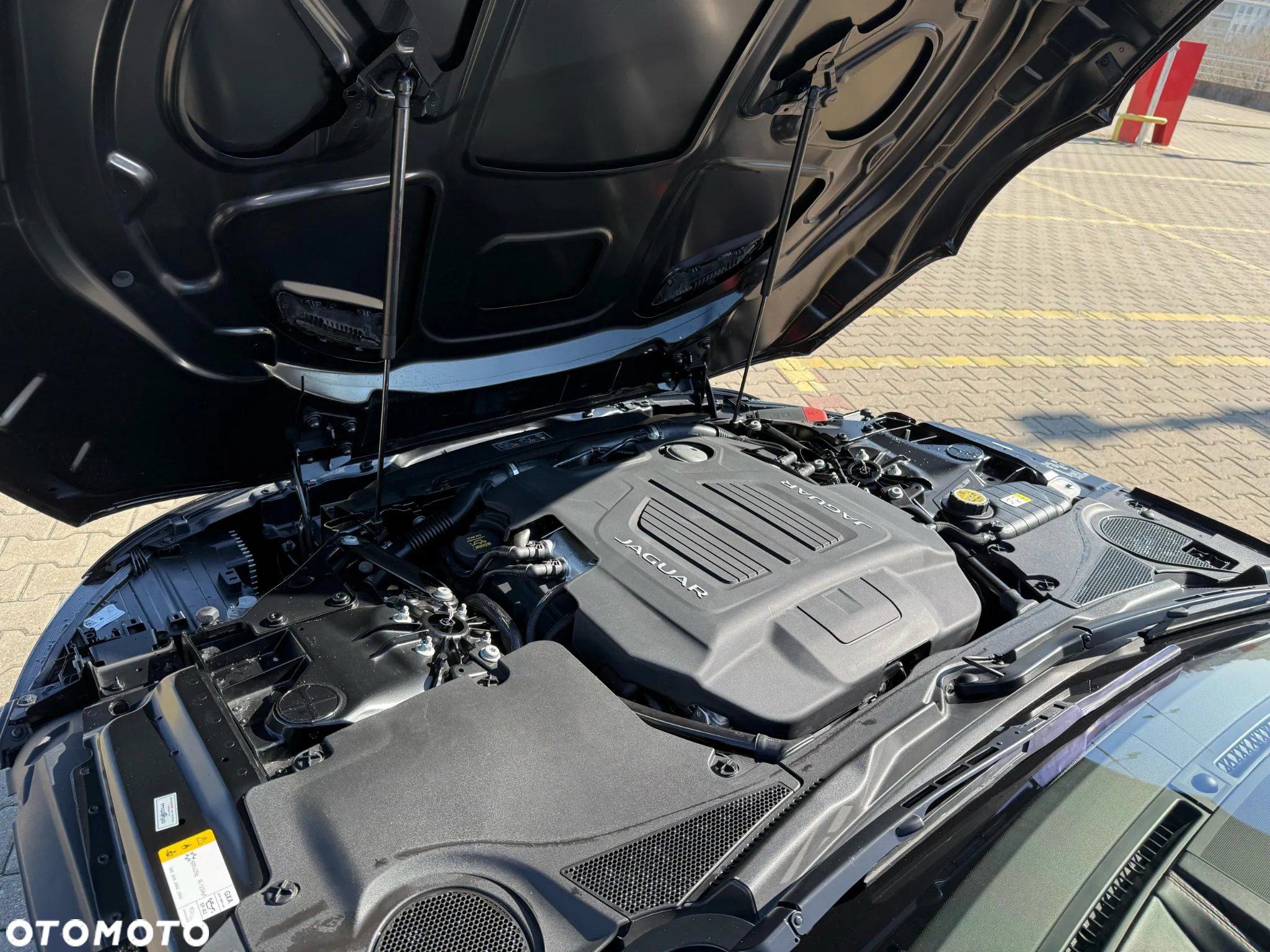 Jaguar F-Type Cabriolet P575 AWD R - 37