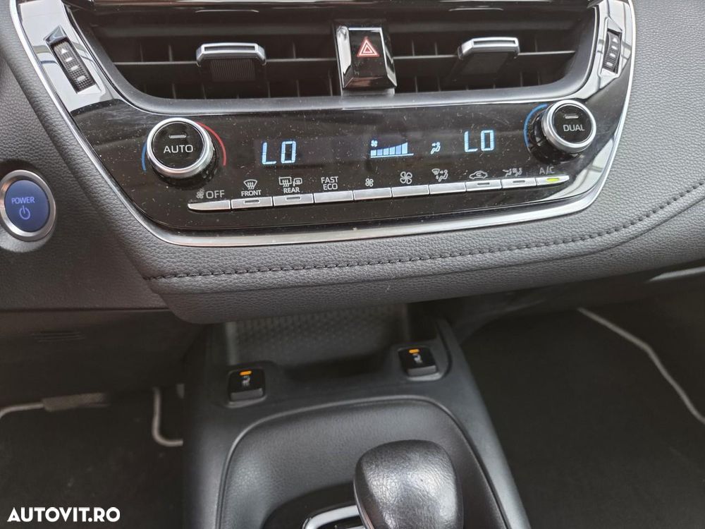 Toyota Corolla 1.8 HSD Business - 11