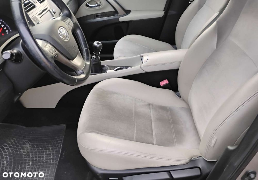 Toyota Avensis - 8