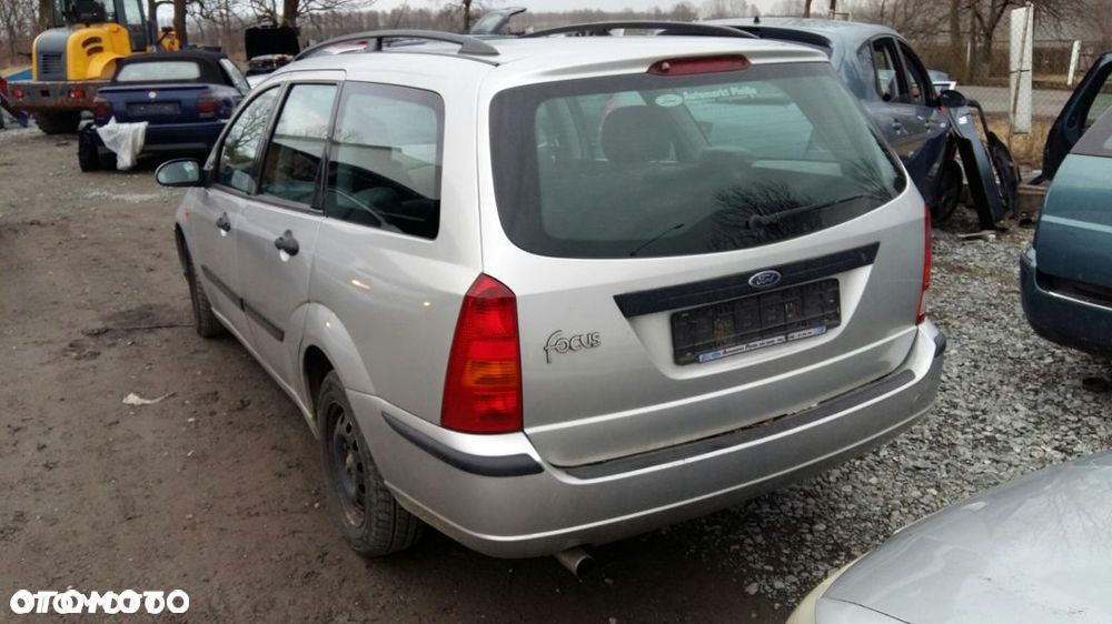 Części ford Focus mk1 kombi  1.4 16V srebrny - 1