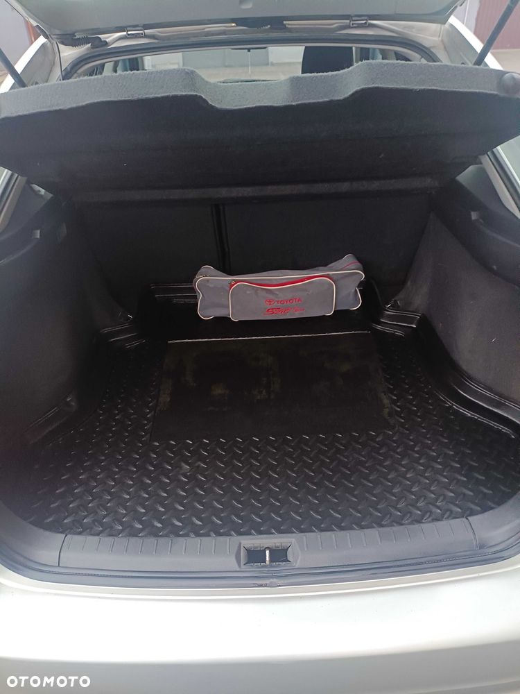 Toyota Avensis - 8