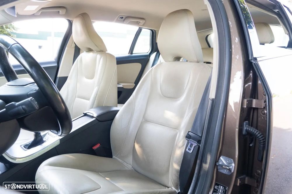 Volvo V60 Cross Country 2.0 D3 Momentum - 21