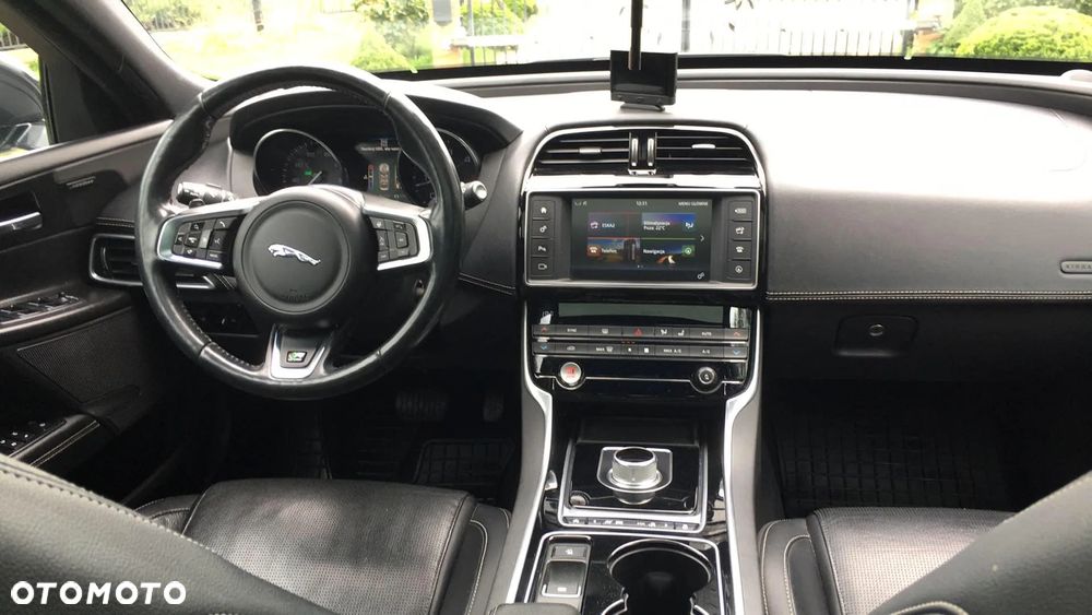 Jaguar XE 2.0 D R-Sport - 20