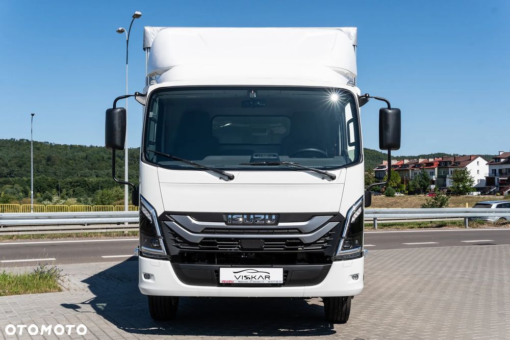 Isuzu M30 plandeka z windą - 11