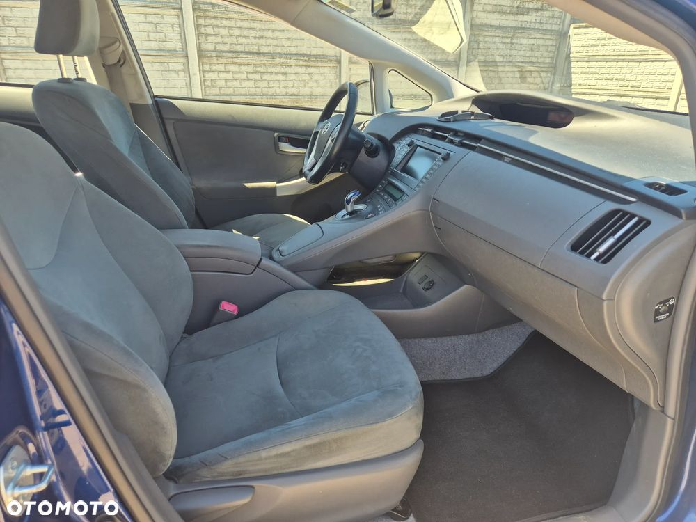 Toyota Prius (Hybrid) Executive - 12