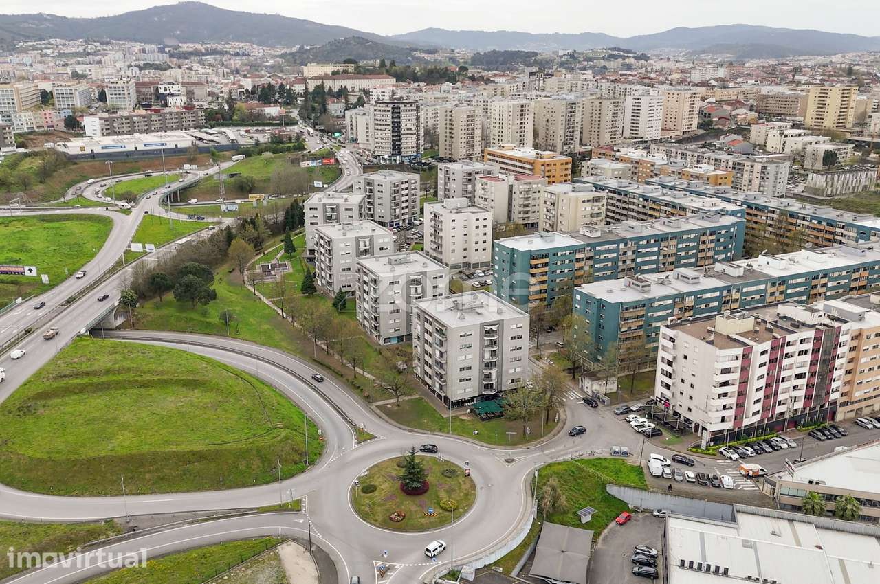 T2 com Varanda, Garagem e Elevador em Zona Central - Grande imagem: 4/31