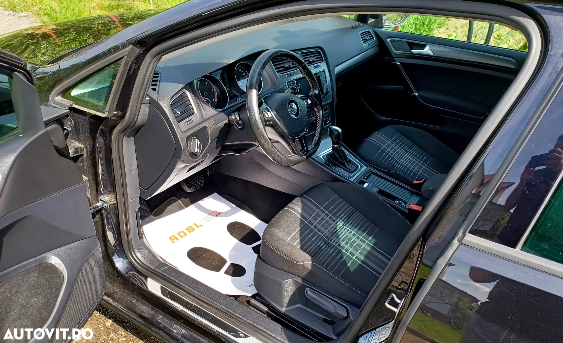 Volkswagen Golf 2.0 TDI BlueMotion Technology DSG Lounge - 2