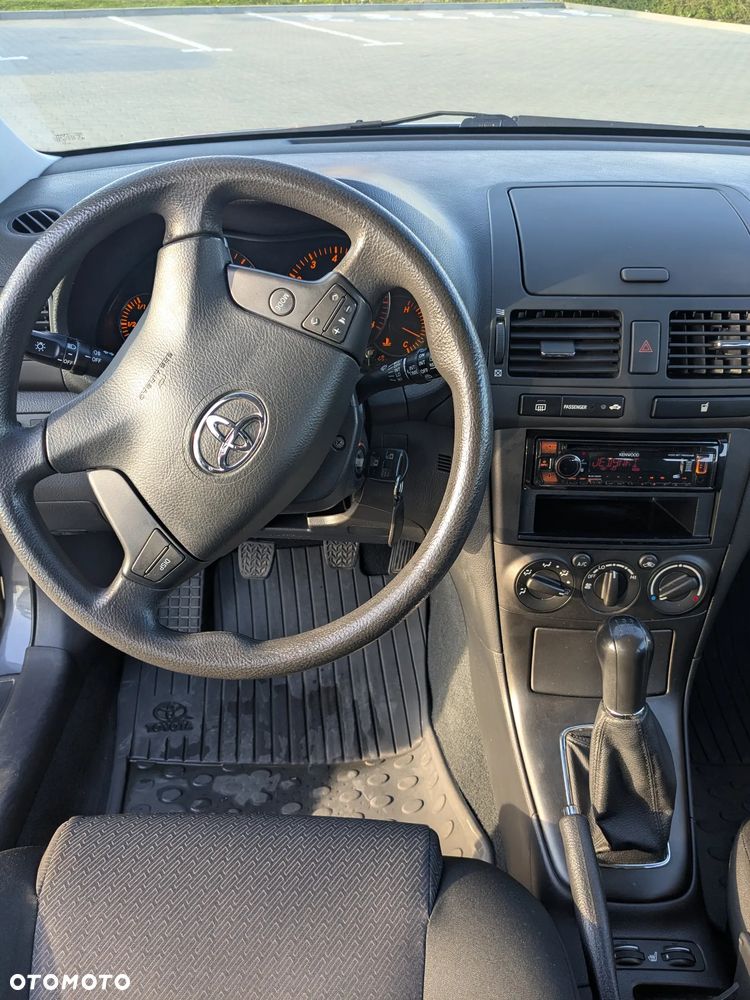 Toyota Avensis 1.6 VVT-i Luna - 19