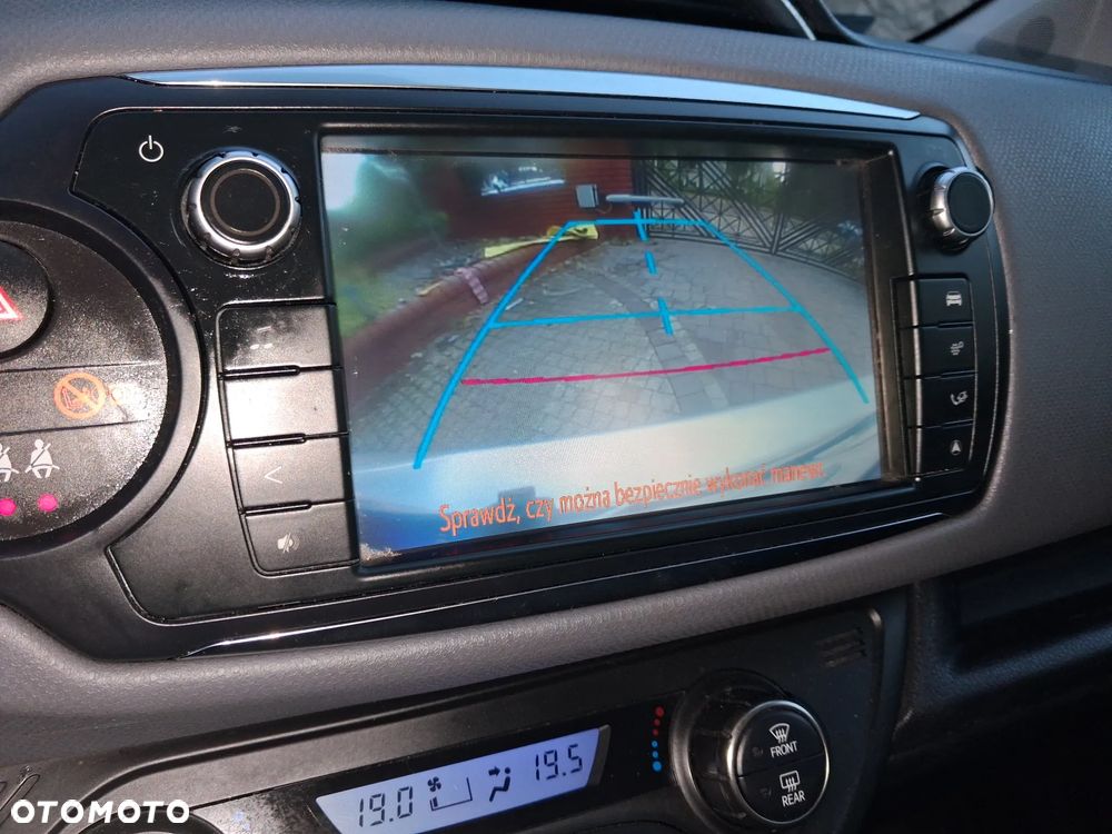 Toyota Yaris Hybrid 100 Active EU6 - 15
