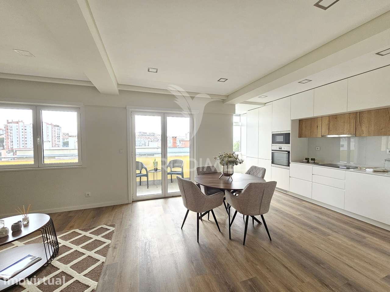 Apartamento T3 remodelado, com ótima varanda, em Benfica - Grande imagem: 3/27